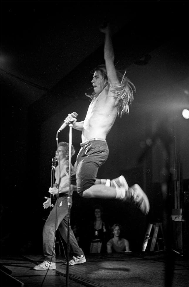 Red Hot Chili Peppers, Stage Jump
